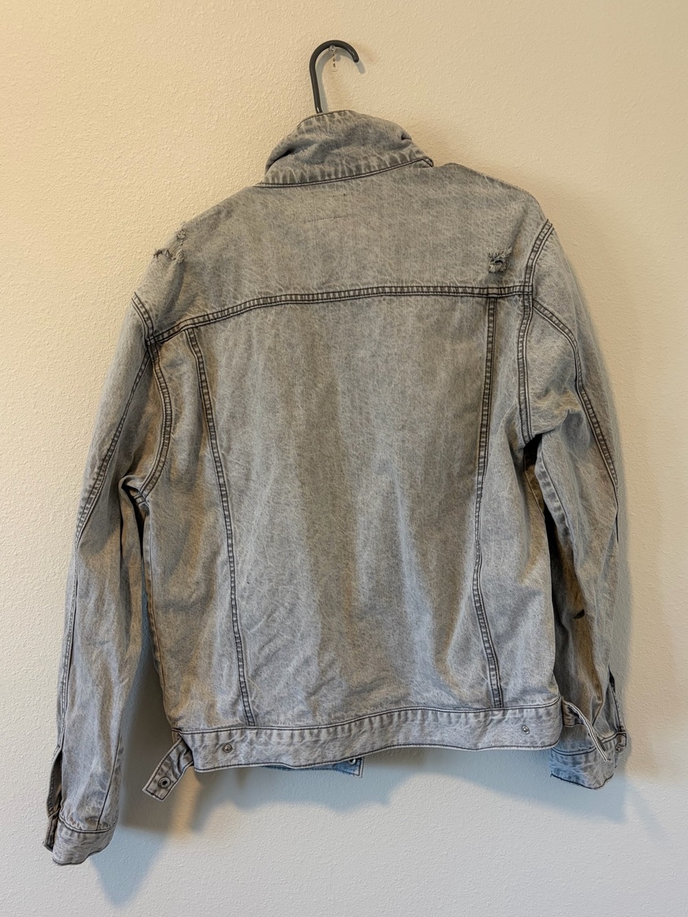 Forever 21 Men’s Large Distressed Gray Acid Wash Denim Jacket Streetwear - Picture 4 of 6